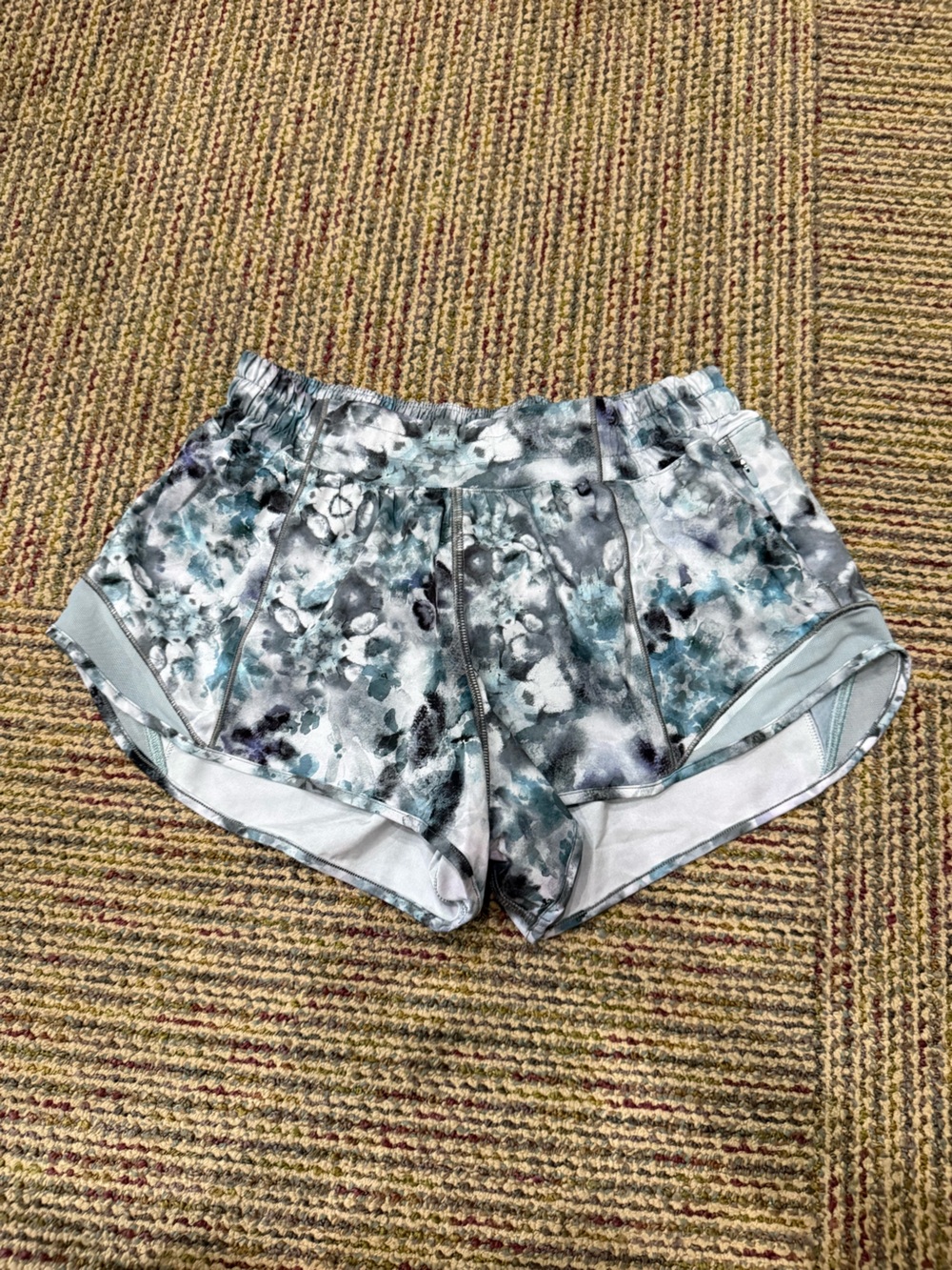 Lululemon Speckled Low Rise Lined Hotty Hot Shorts Size 6 Reg 2.5” Inseam